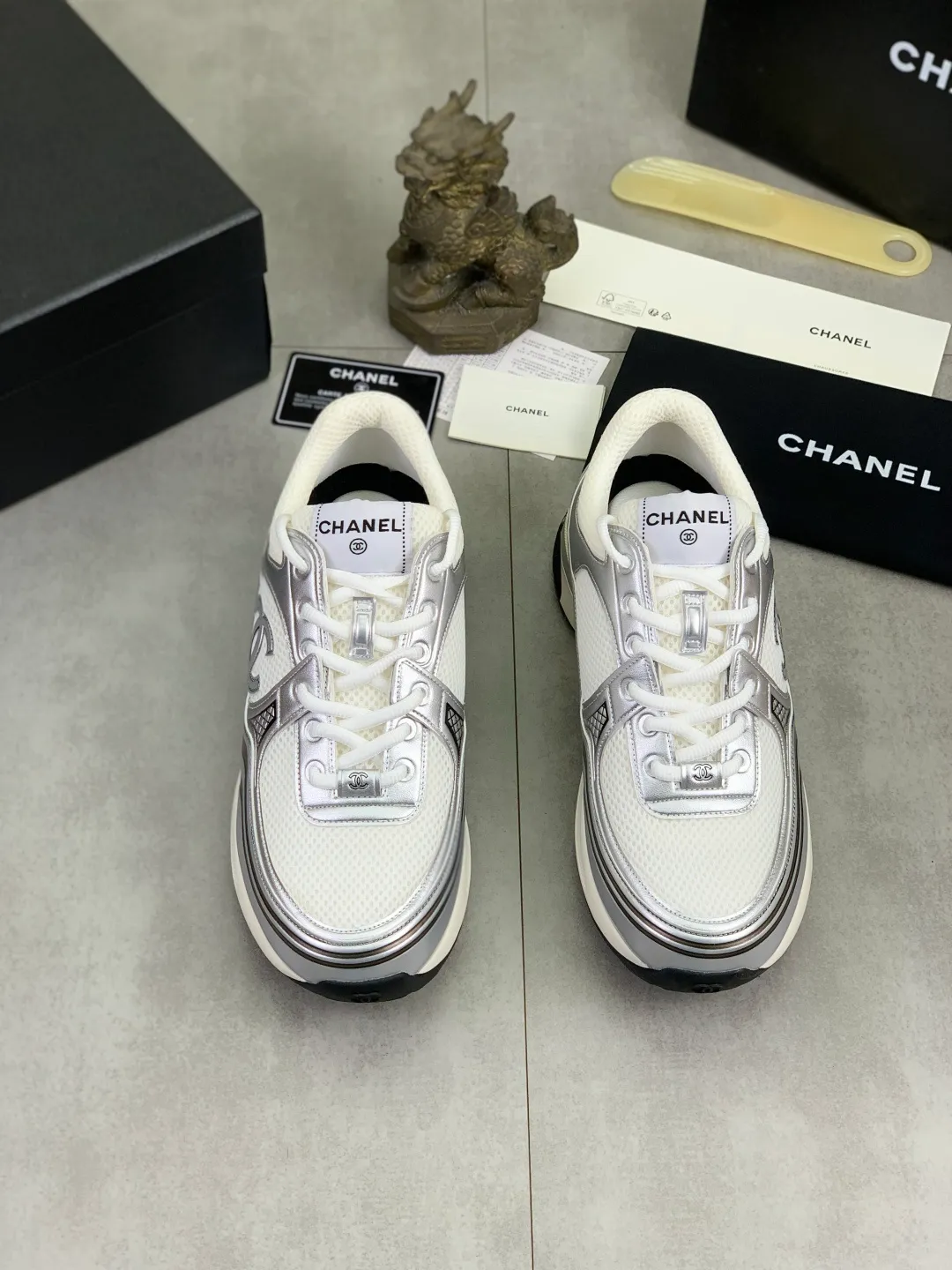 Men's Men's Shoes P620 New Chanel Chanel 25K Silver Horn Golden Horn King Casual Sports Shoes Original purchase and development Made by Xiaoxiang C Home Another super popular item in the counter, loved by Internet celebrity bloggers and ladies, various praises on social platforms, super popular, textured, breathable and super spring and summer. Seeing this issue always arouses the inner desire of fashion among girls. The latest suede material, classic black and white color, full of fashionable feeling on the feet. Easy to take care of, exquisite packaging at the delivery counter🛍📦 ▪️Fabrics: Original customized imported cowhide + mesh ▪️Inner lining: Customized imported breathable mesh ▪️Sole: Original molded rubber foam material ▪️Sole thickness: 4.5CM ▪️Size: 38-44